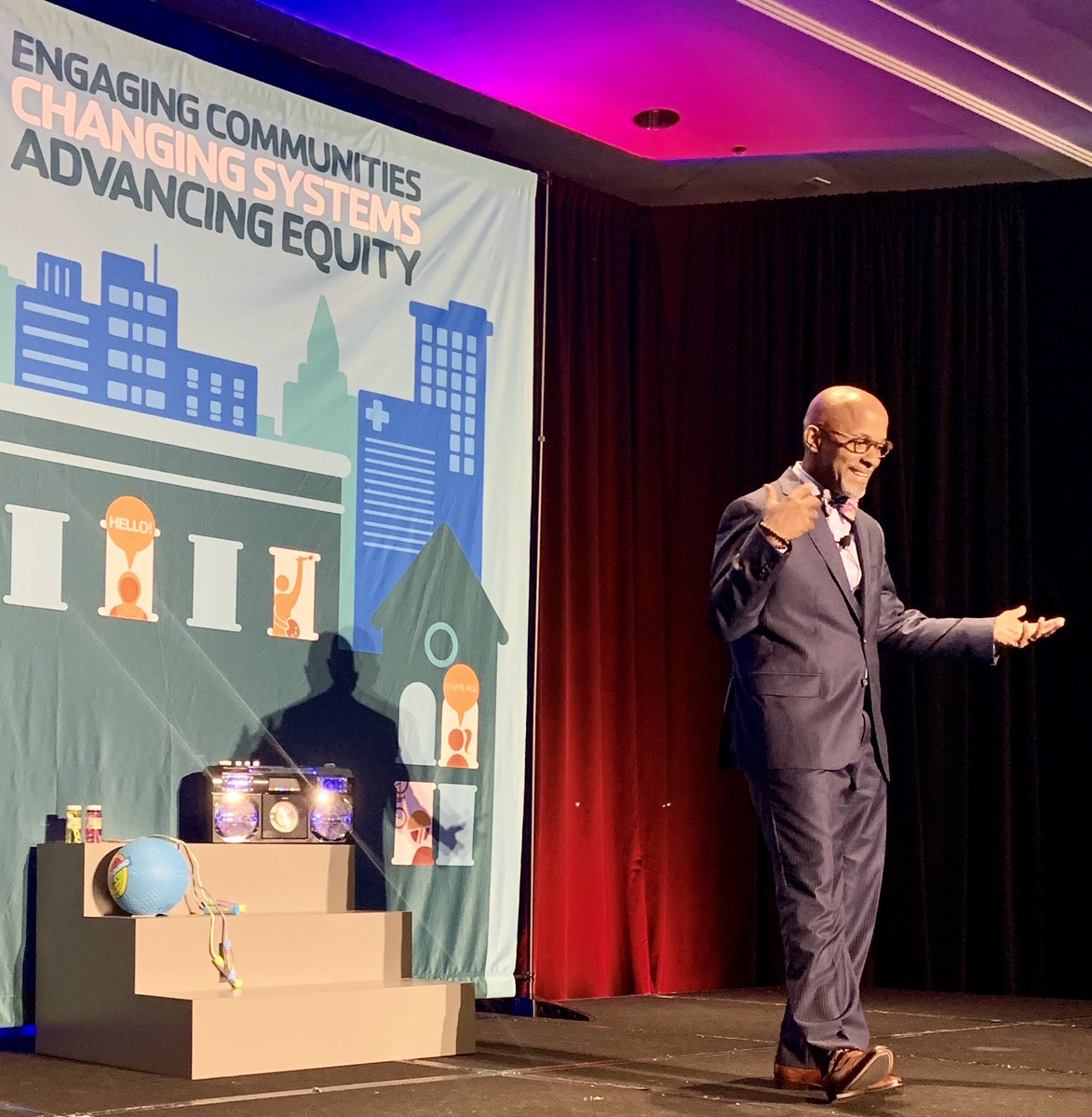 GlobalYMCA's tweet photo. .@LeadwithJames closes out a powerful session by connecting the #StoopStories, event theme and symbolism of the stoop. It’s not enough to stay on the stoop. We all must climb the steps and make sure we’re in the room where change happens. #YDIG2019 #YforAll https://t.co/ZFBSfXGbWW