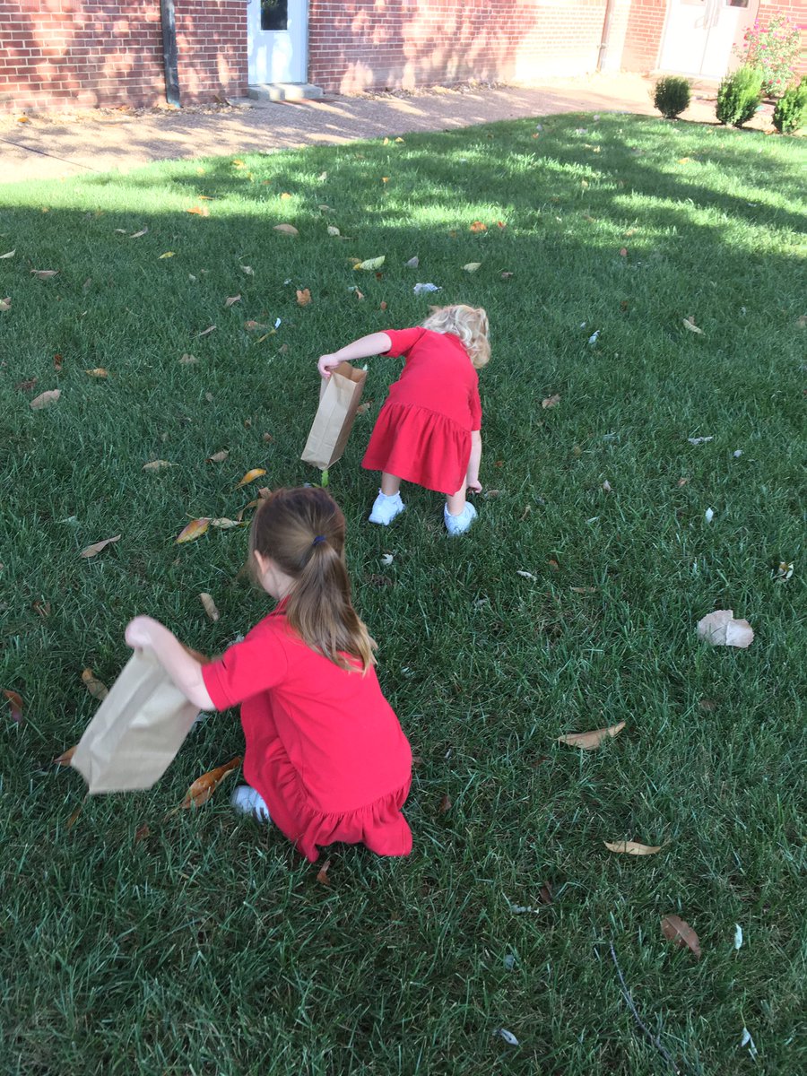 AcademyPreK's tweet photo. Today, the Little Acorns went on a leaf hunt around campus. We talked about how leaves change colors and fall off the trees during the season of Autumn. After we found our leaves, we observed them and made a leaf rubbing. 🍂 🍁 @ash1818 https://t.co/l9K5nnOxxs