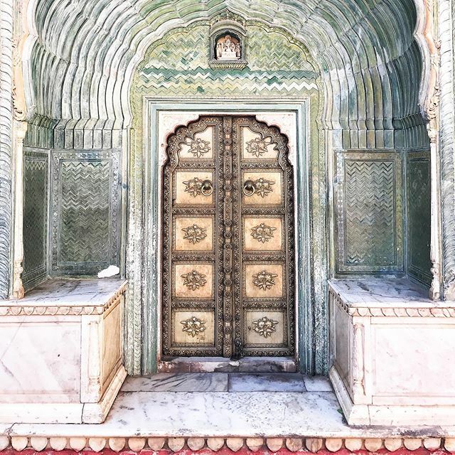 Nowhere does glamour quite like India.

With its rich textures, array of colours and, of course, awe-inspiring history, it is enough to take your breath away. ift.tt/2prDK8H