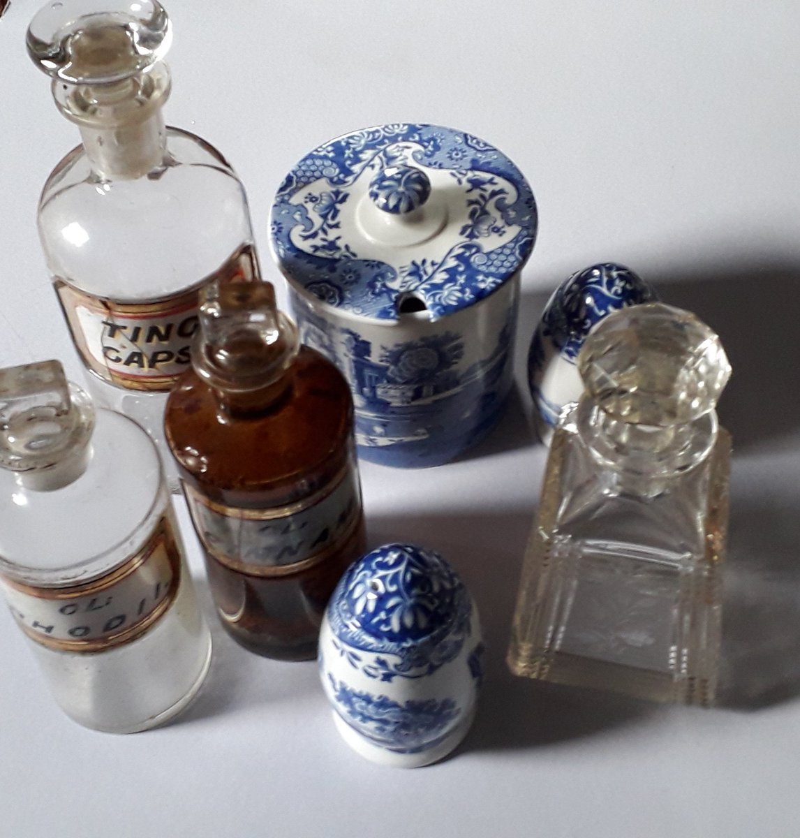 sarahcrowsnest's tweet photo. I've been sorting out some new items for the #southmolton #fleamarket on Sunday #vintageshowandsell
#DevonHour 
#chemistbottles 
#antiqueglass
#Spode https://t.co/CLaJ5p0Y7u