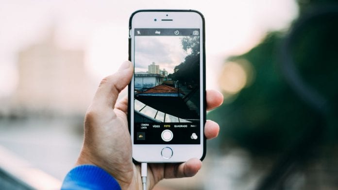 ElNacionalWeb's tweet photo. #ENTecnología Un celular debería durar 25 años para compensar su impacto en el ambiente https://t.co/6lNqNr1tEV https://t.co/Z2kywKMeqy
