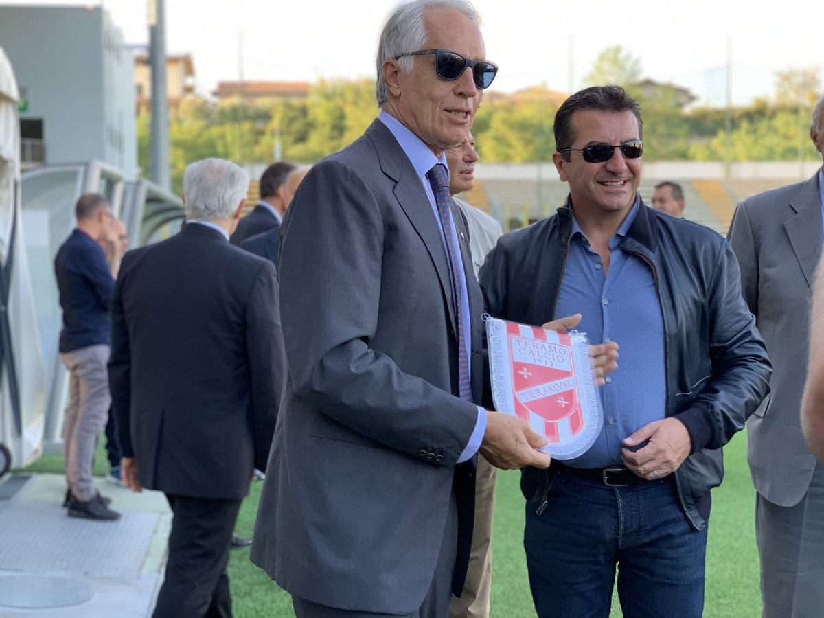 IachiniOfficial's tweet photo. Il nuovo Bonolis stupisce anche Malagó! 😱🏟🤩
#IachiniPresidente #ilSognoContinua #UnitiperTeramo ⚪️🔴 https://t.co/S0V4gIz9Nb
