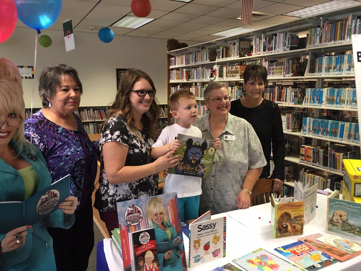dollyslibrary's tweet photo. Here's some #NewsWorthSharing! To celebrate its 15th anniversary this year, the #ImaginationLibrary of Rhea County, TN is kicking off a campaign to "Build the Bus" - a mobile book bus that will travel the county year-round for all ages! Read more here: https://t.co/DSz0Ko06Gh https://t.co/lVazocxYxf