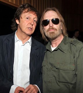 InMyLifeTheFab4's tweet photo. Tom Petty 
&amp;
The Beatles 😉
🎼🎸🍏✌️💫
https://t.co/M8x09B9x6g
Unforgettable 🎸 https://t.co/Ykn0PQpwTp