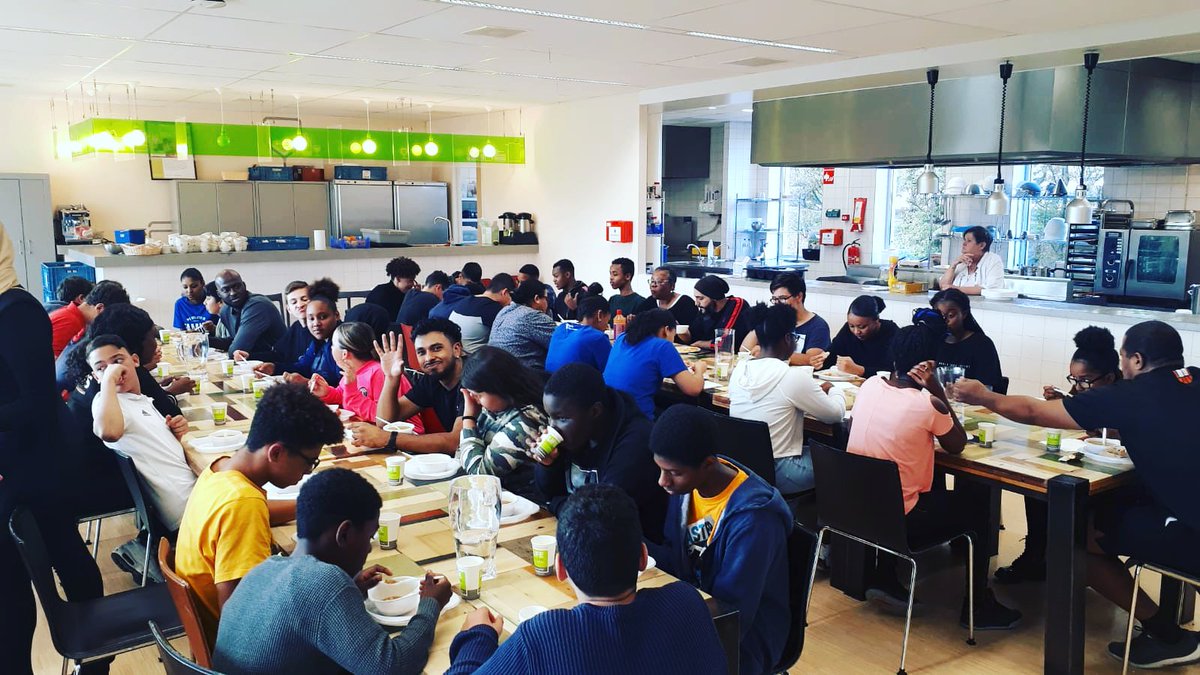 YETSfoundation's tweet photo. We zitten weer op 100%! Er zitten weer 2 teams met in totaal 40 spelers te eten in de kantine van het @SeeYouAtLentiz #LIFECollege in #Schiedam! #SamenSchiedam #LekkerBezig #LekkerBezigSchiedam @LSchiedam https://t.co/VfafxQwH8m