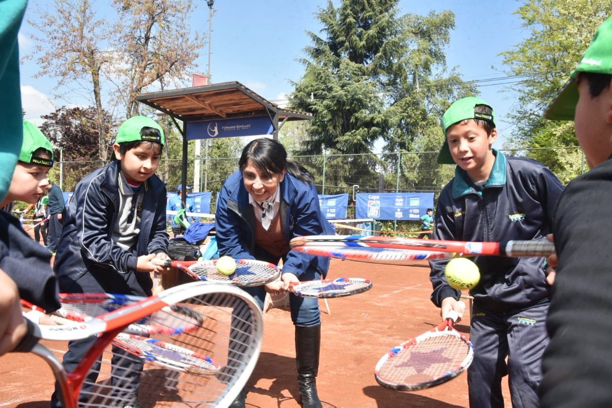 KarlaEnAccion's tweet photo. Cuando se trabaja con el ❤se nota. Junto a @fergonzalezel y @BenitoBaranda en lanzamiento de la Copa #TenisParaChile, proyecto financiado x #Fondo6porciento de #GoreM q además d promover el deporte infantil, busca fomentar valores como el compañerismo y el buen comportamiento🎾 https://t.co/VeV2S7jiYt