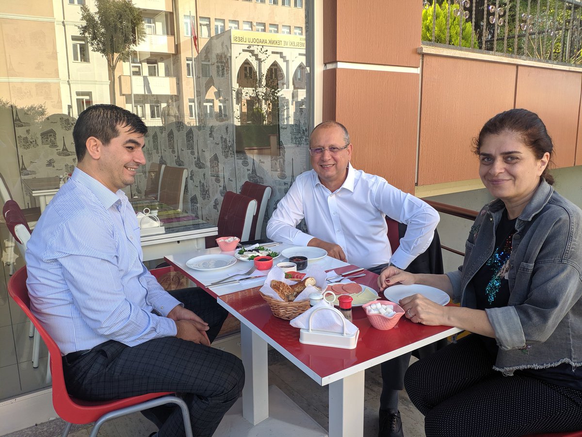 DurukMtal's tweet photo. Yeni sezonda yapacaklarımızı istişare etmek,PYK kurulu öncesi gündemi belirlemek için Nalan OBUT hanımefendi ve Okulumuz Sorumlusu Fuat KÜÇÜK beyle bir araya geldik.@erdal_bahcivan @serkangur_ist @NalanObut @memleventyazici @ahusta07 @JulideOzturk @hasan_uygun91 https://t.co/Q1KGjlnzNa