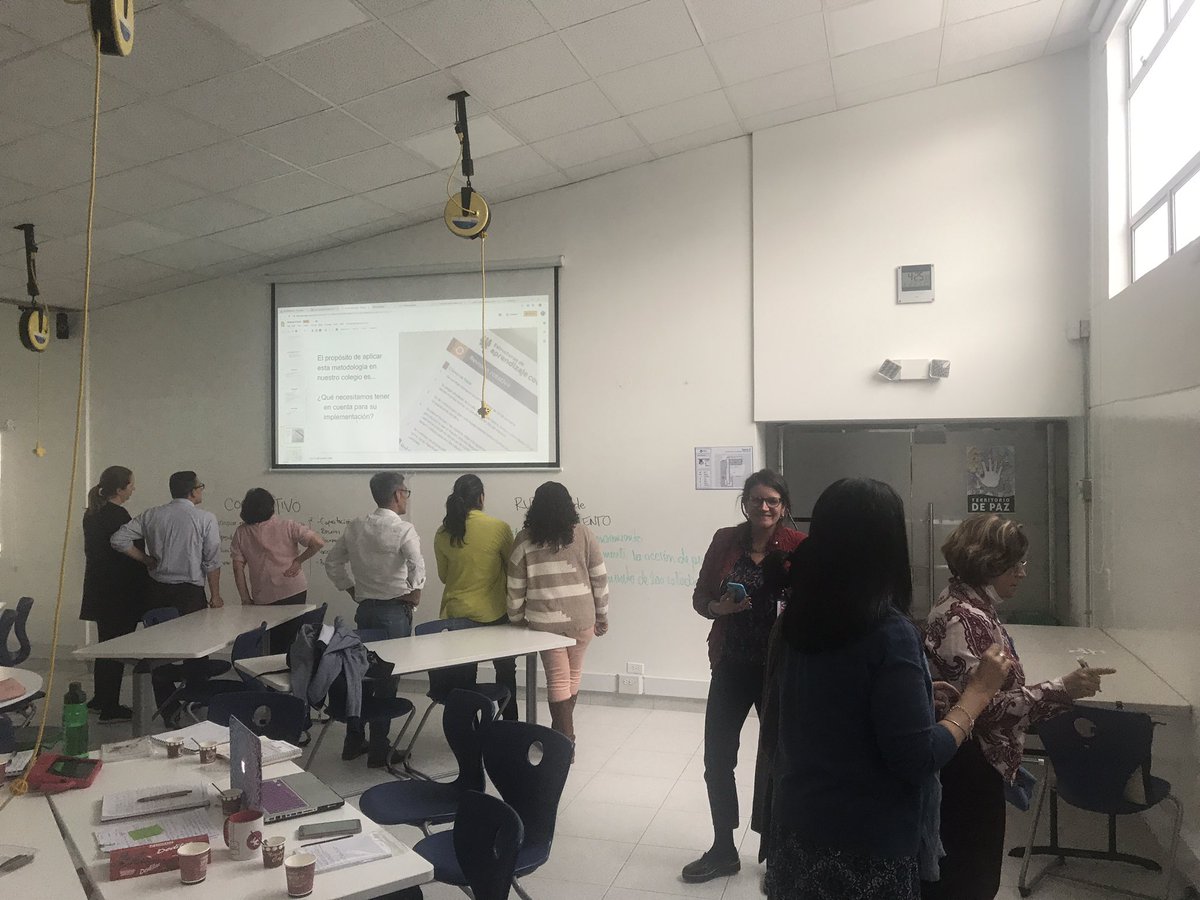 arango_liliana's tweet photo. La buena gestión educativa implica: liderazgo compartido y transformacional, estrategia clara, innovación y cultura del aprendizaje permanente. Felices en @colstafrancisca de lanzar hoy nuestro #EquipoInnova para liderar la sistematización de pedagogías innovadoras @Red_EQAp https://t.co/j6m6fwm0Di