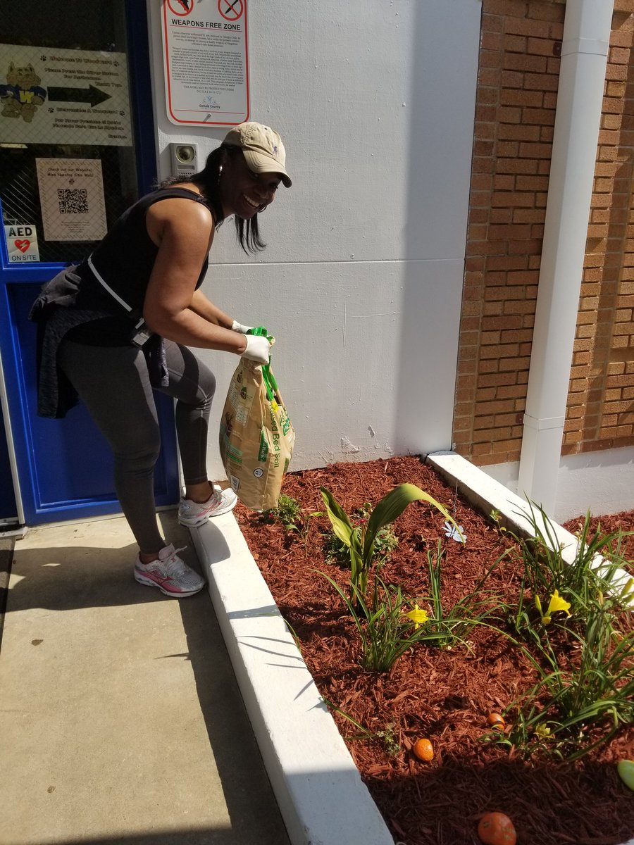 Staff Campus Beautification PL! @PrincipalDrH @WoodwardAllRise #campusbeautification #weloveourschool