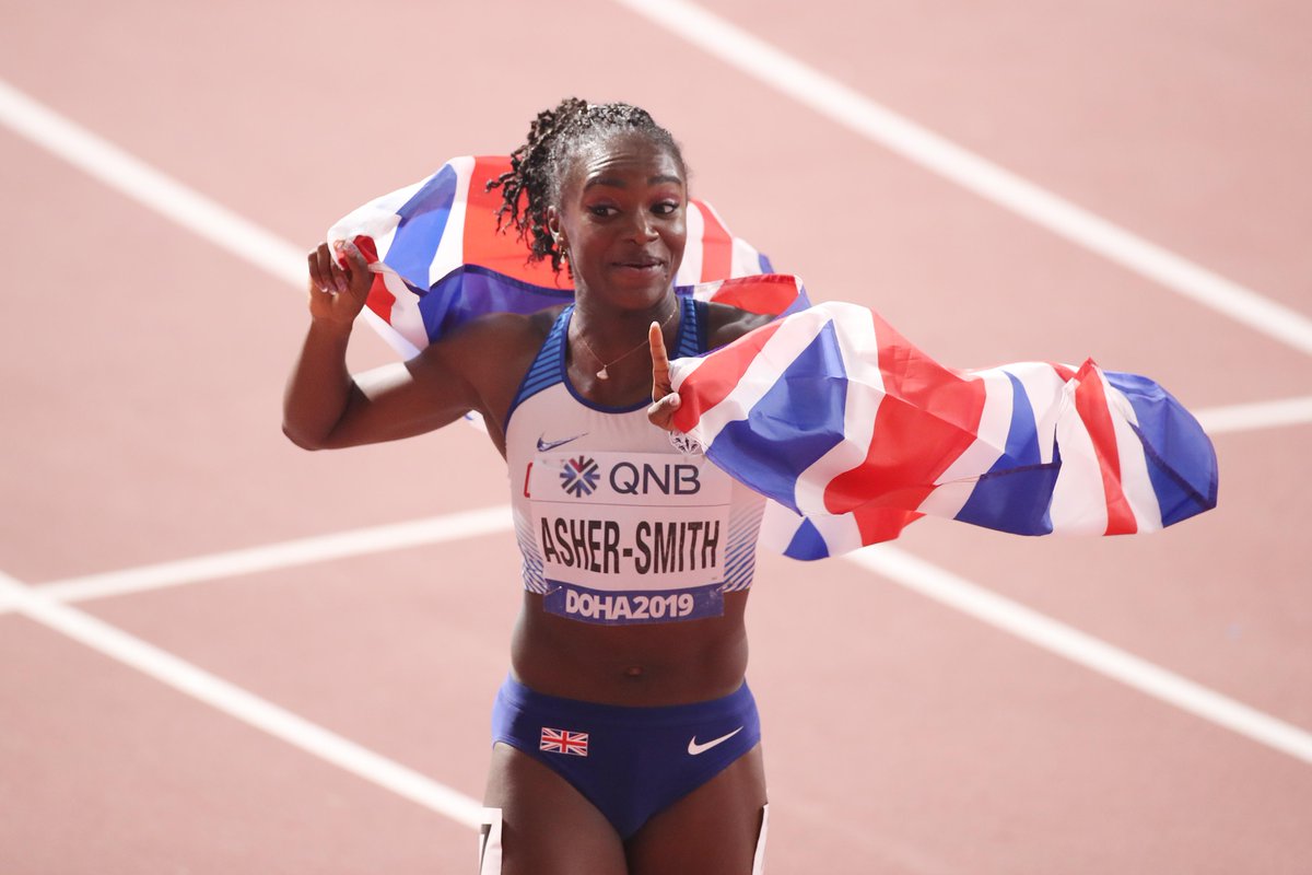 TeamGB's tweet image. 🥇 She's done it! It's GOLD! 🥇

@dinaashersmith produces a brilliant run to make history and WIN the women's 200m - the first British 🇬🇧 woman to claim a world sprint title 😍

#WorldAthleticsChamps