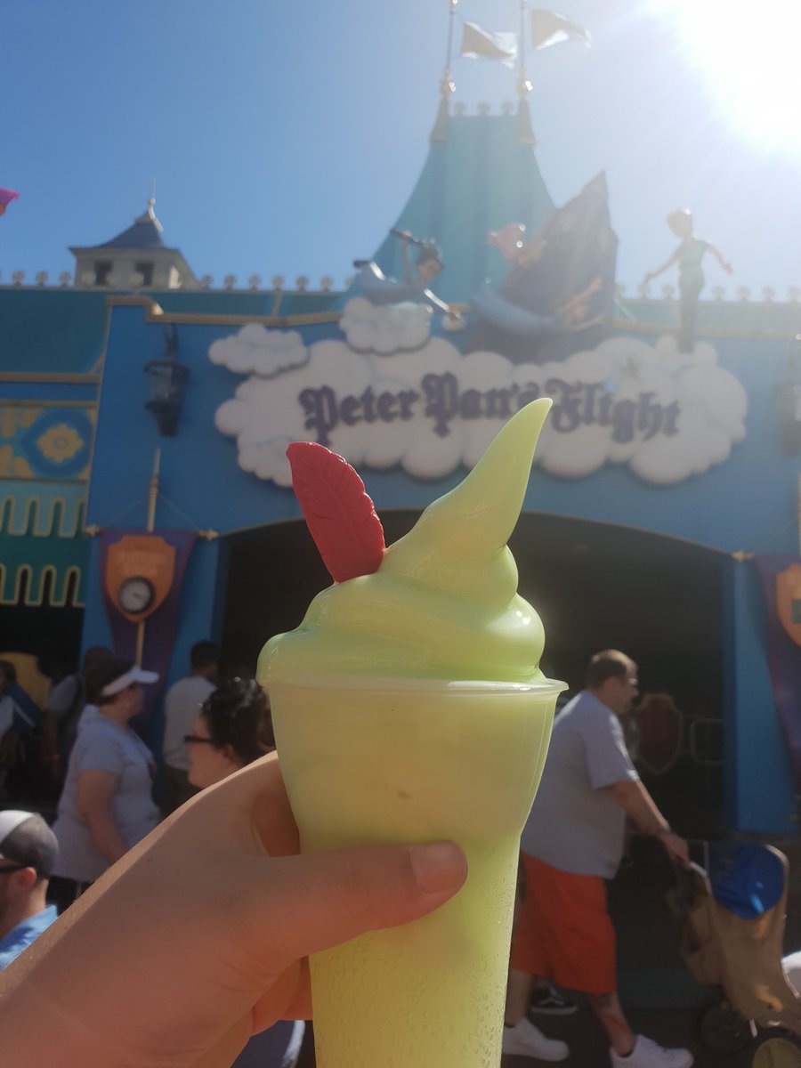 Galateesama's tweet photo. @WDWToday #CastCompliment I wanted to thank so much Hailey from StoryBook Treats today around 3:20pm She was absolutly adorable and I can't thank her enough for this magical instant ! 💚 Wish you the best !! 
Ps: this float is the best stuff I've ever tasted here !!! https://t.co/EMKScFE0Ab
