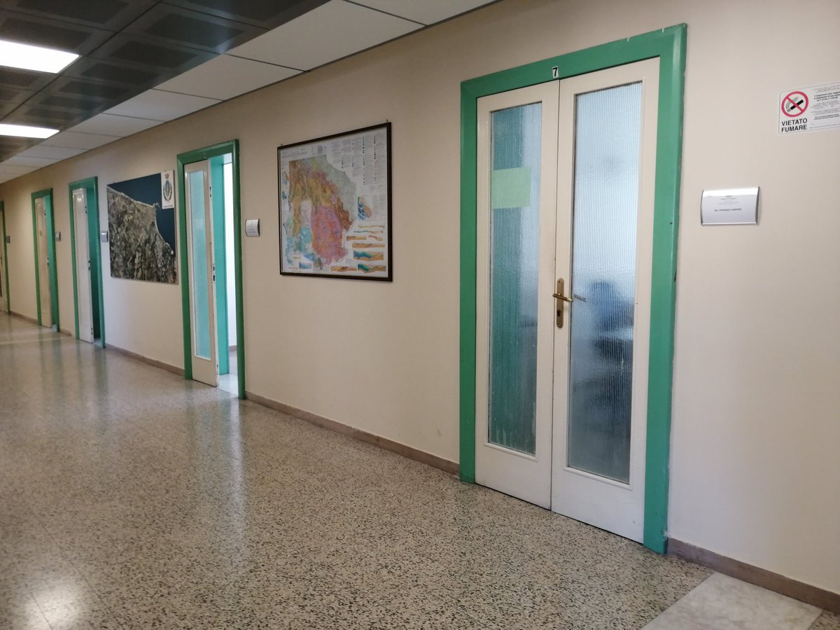 Nel corridoio dell'Ufficio Tecnico Comunale di Termoli c'è stata una gradita, quasi mistica, apparizione : la Carta Geologica del Molise Vezzani 1:100k 😜 ⚒️