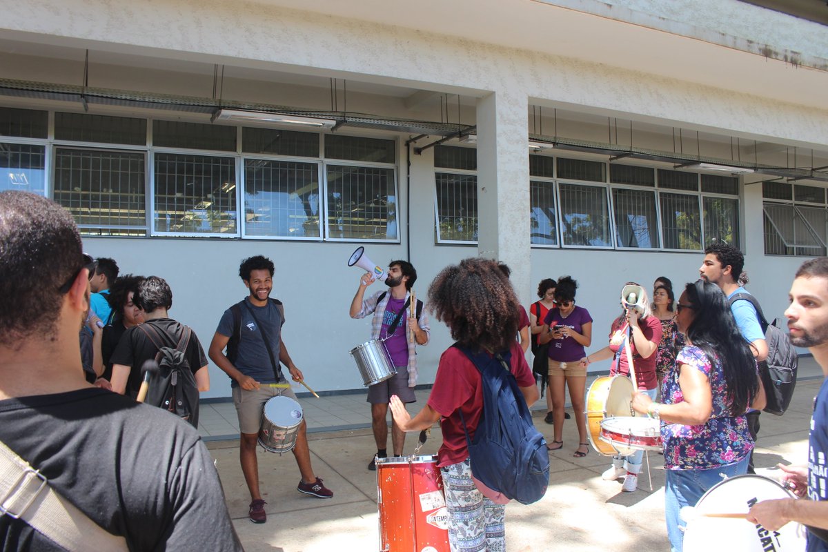 apubh's tweet photo. Cortejo de Estudantes percorreu unidades acadêmicas denunciando os cortes na Educação. A comunidade da UFMG ocupa o Campus com manifestações, no primeiro dia da Greve de 48h.
#apubh #sindifes #dceufmg #apg #ufmg #greve48h https://t.co/vVi5IZsW9Q