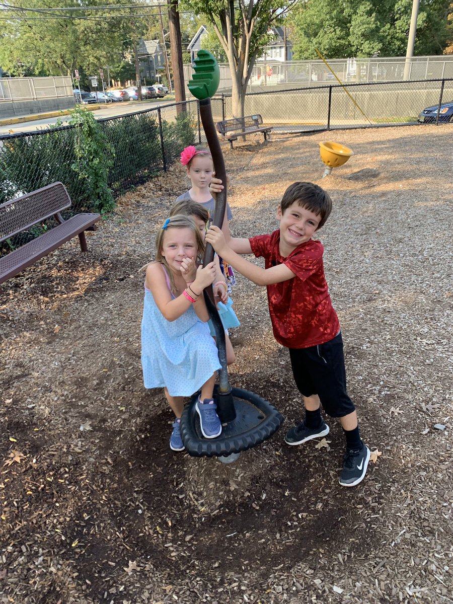 kcentralk's tweet photo. Enjoying building friendships at recess! #AMclass @CentralES1 #centralschoolpride https://t.co/CxwEYxS8mc