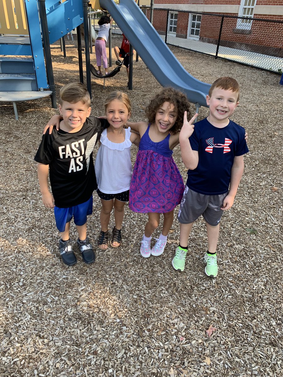 kcentralk's tweet photo. Enjoying building friendships at recess! #AMclass @CentralES1 #centralschoolpride https://t.co/CxwEYxS8mc