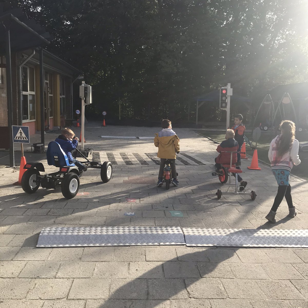 Drukte op het verkeersplein <a href="/IKCRegenboogOss/">IKC Regenboog Oss</a>  #goedgeoefend #prachtigweer <a href="/VVNMaasland/">VVN Maasland</a>