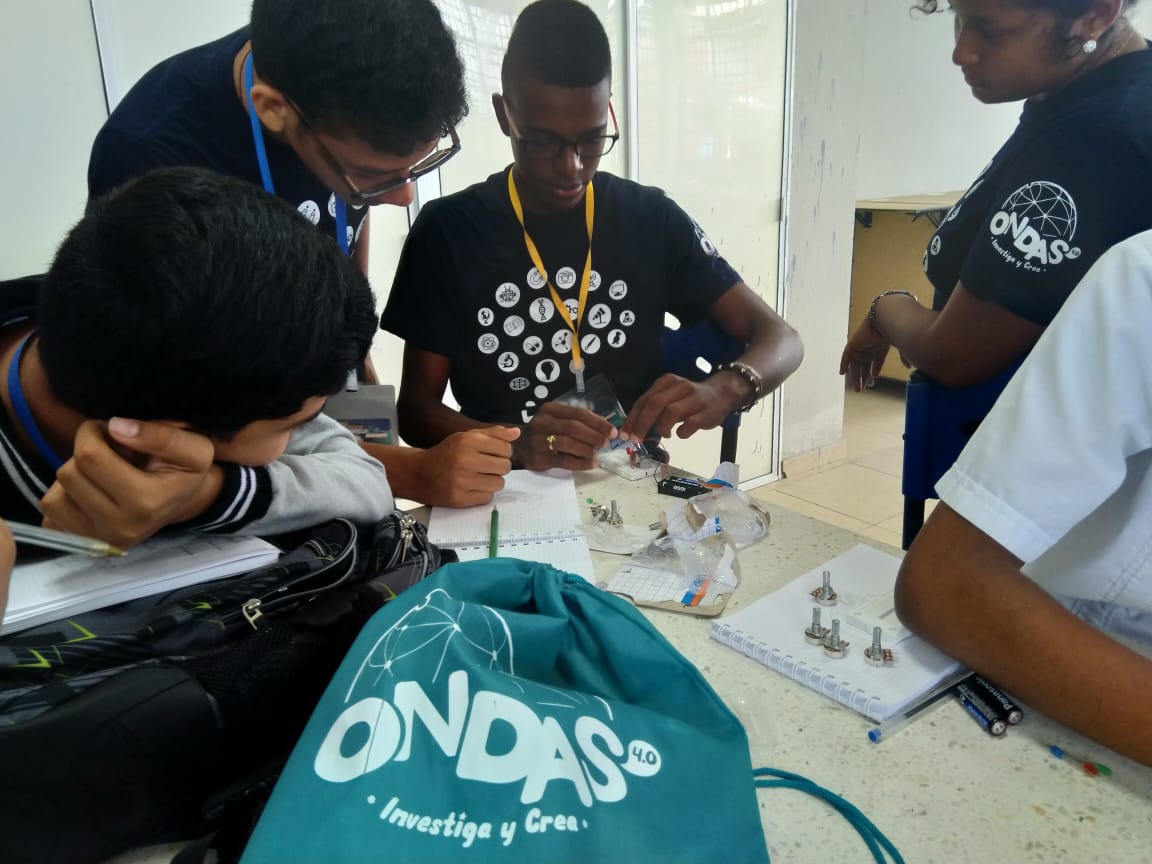 MincienciasCo's tweet photo. Con los #ClubesDeCienciaCo, queremos inspirar a los jóvenes a encontrar en la ciencia oportunidades que solucionen problemas de la sociedad ¡Hoy estamos en Tumaco y Vichada! #ClubesFrontera #CTeIporColombia #CienciaPorTodaColombia @programaondas @CdeC_Col https://t.co/qbGXoDalL6