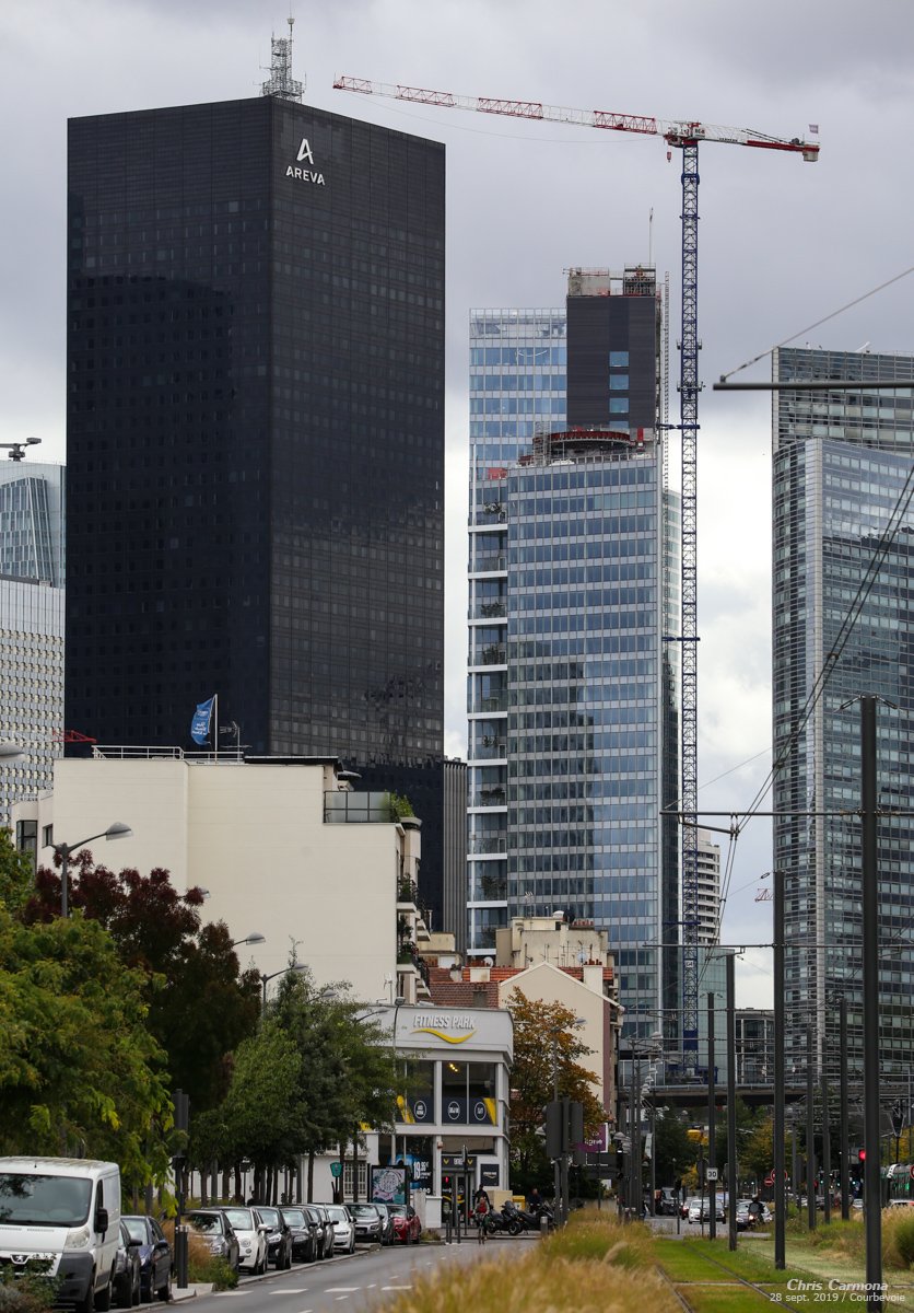 CCChrispic's tweet photo. La #TourTrinity en construction à #LaDéfense, sous son angle le + fin. Elle a beau être le centre d'intérêt de cette photo... la tour Areva (CB1) crève l'écran, quelle prestance 😍 Un monolithe noir de 180m de 1974... architecture intemporelle !
HQ 👉 https://t.co/009FsSO0fS https://t.co/uJzxGHWb21
