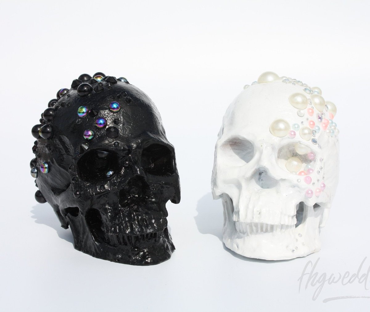 Hi Wedding peeps! These glam skull cake toppers are now available to buy in pairs or singly, perfect for a #gothicwedding ! Hand painted and decorated 💀 #weddinghour #weddingWednesday #weddinginspo #wedding #Halloweenwedding #Halloween #gothic

etsy.com/uk/shop/FHGWed…