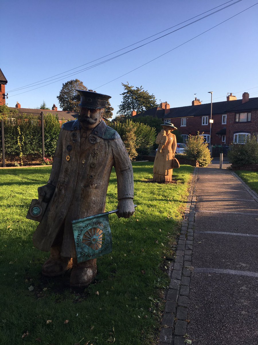 BanjoLoder's tweet image. Great to see ‘Railway Willy’ has a new female &amp;amp; child addition on Leeswood Avenue #chorlton @AndrewSimpson41 @BarlowHallGroup @hacking4chorltz 
@SouthwayHousing