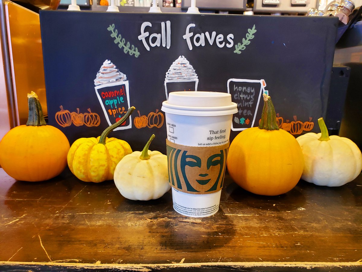 I'm falling in love with Starbucks thanks to this delicious coffee and festive display from wonderful Barista, Aysia at Starbucks on Queen St! ☕
@PEIStarbucks @starbucks @starbuckscanada