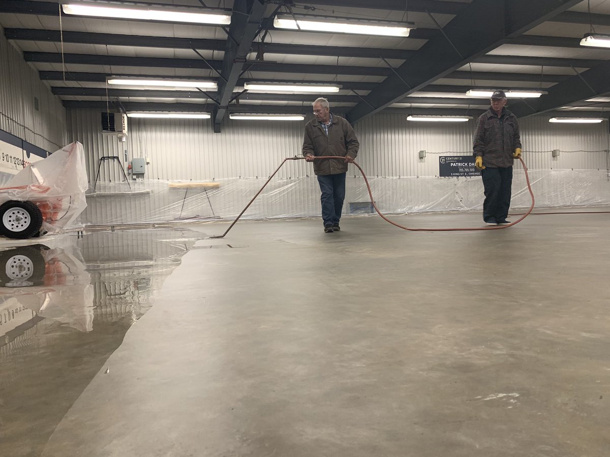 OmemeeCurling's tweet photo. FLOODING has started. Whoo hooo!! 🥌🥌🥌🥌🥌#curling https://t.co/Io0AT8OqUa