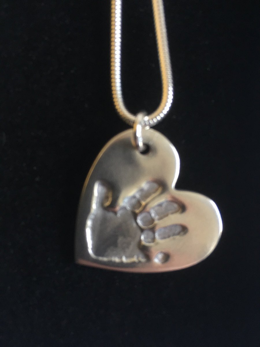 alwaysbekeep's tweet photo. Handprints are so powerful. These are one of our favourite things to create at Always Be 
#HandmadeHour #handprintjewellery #finesilver https://t.co/gWF1W8mvPW