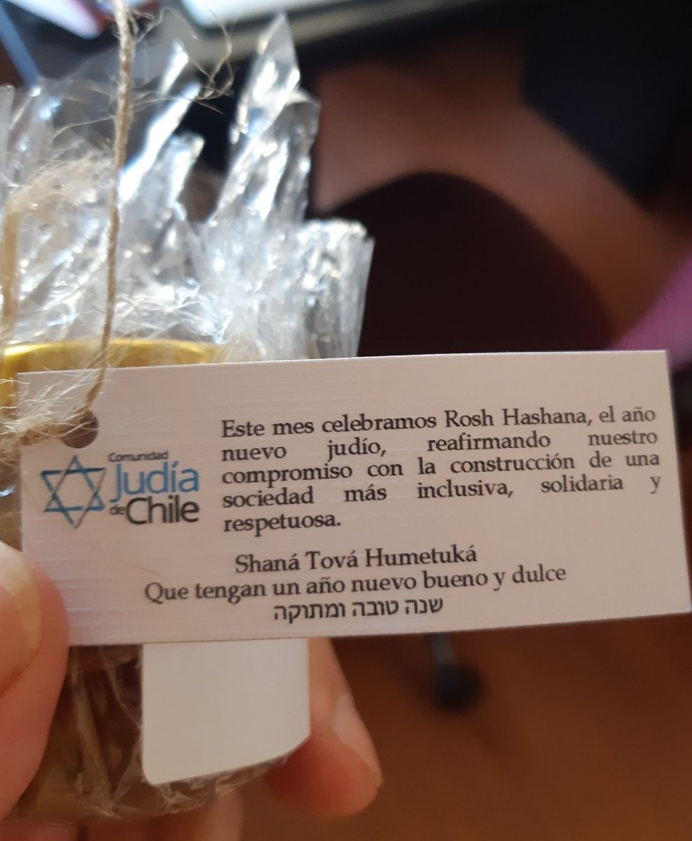 GabrielBoric's tweet image. La Comunidad Judía en Chile me envía un tarrito de miel por el año nuevo judio, reafirmando su compromiso cn "una sociedad más inclusiva, solidaria y respetuosa". Agradezco el gesto pero podrían partir por pedirle a Israel que devuelva el territorio palestino ilegalmente ocupado.