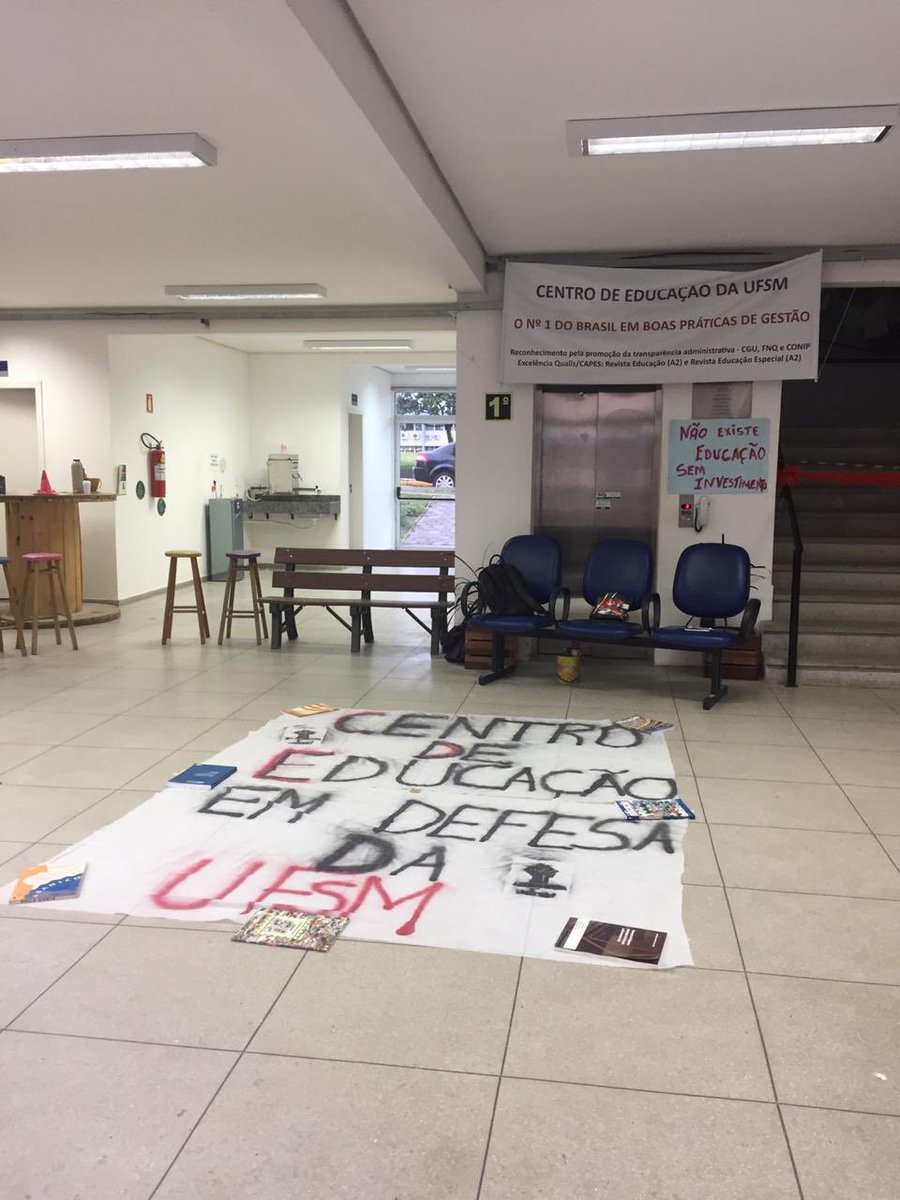 DaceUfsm's tweet photo. Hoje o Centro de Educação paralisou pra discutir a mobilização estudantil da UFSM e a conjuntura atual. Pedagogxs e Educadorxs Especiais resistem! ✊🏻🤩👊🏻 https://t.co/Hay2hYyrHp