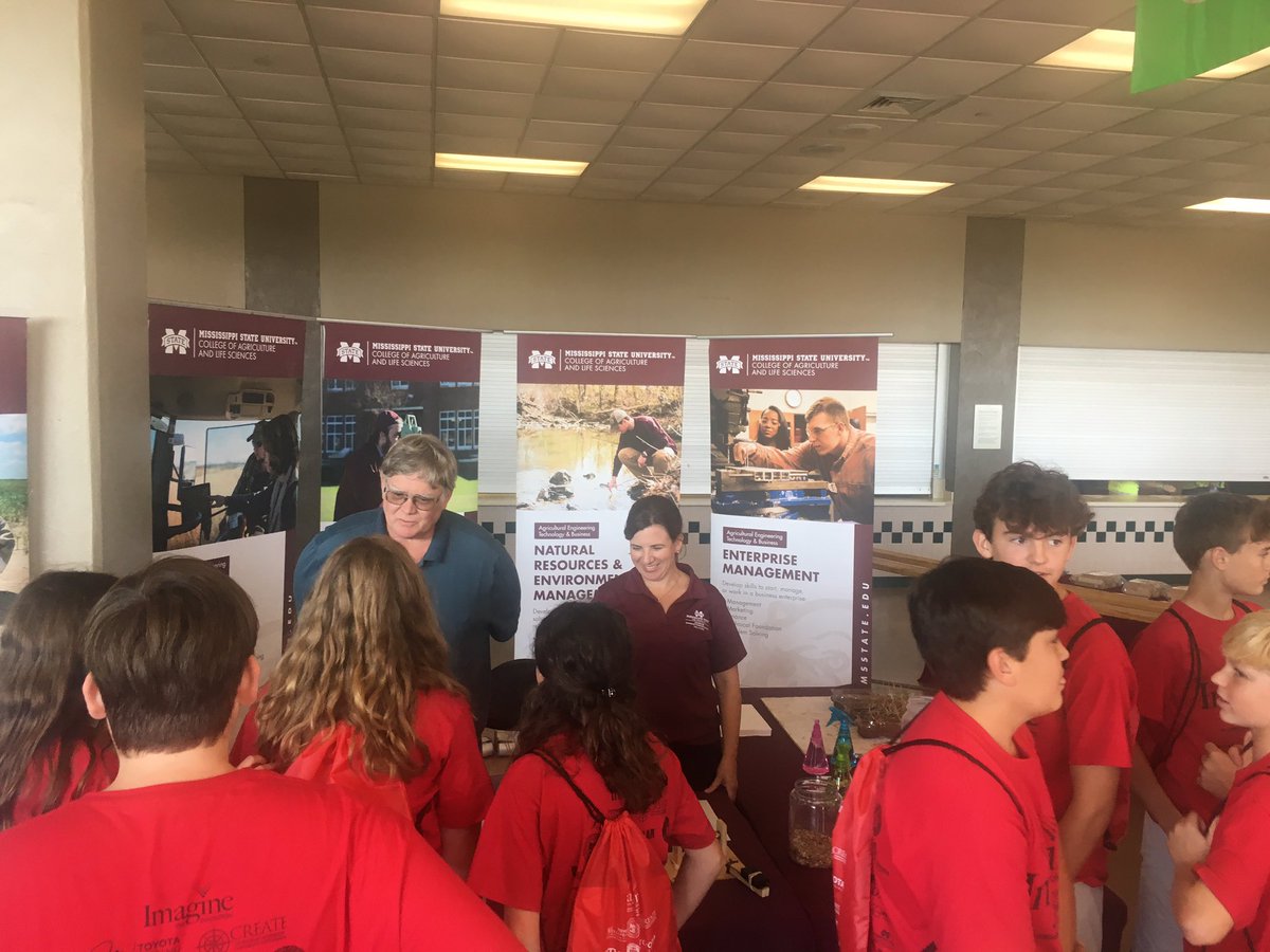 marylovetagert's tweet image. Having fun telling area 8th graders about career options in #AgEngineering and #NaturalResources at the #MSITP19 sponsored by the #CREATEFoundationNEMS Come see us! Open to community until 5 today 10/2. Tomorrow 10/3 from 8-2 is the last day. @MSU_AG @MSUExtService