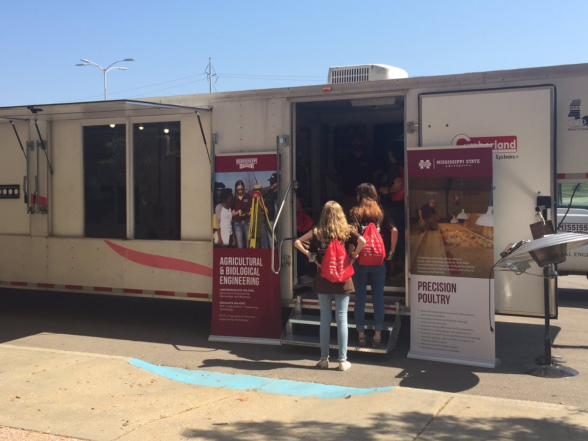 marylovetagert's tweet image. Having fun telling area 8th graders about career options in #AgEngineering and #NaturalResources at the #MSITP19 sponsored by the #CREATEFoundationNEMS Come see us! Open to community until 5 today 10/2. Tomorrow 10/3 from 8-2 is the last day. @MSU_AG @MSUExtService