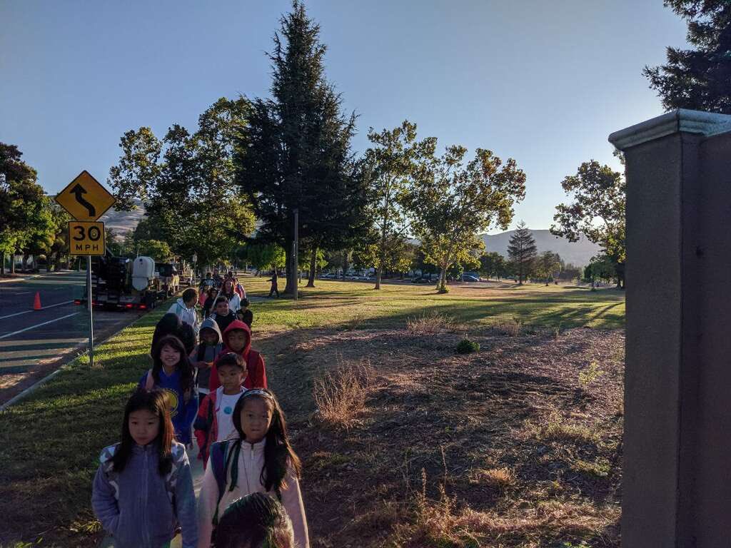 BusdSummerdale's tweet photo. Great turnout this morning for International Walk to School Day. Thanks to our teachers for helping our students walk to school this morning!!! #Pathwaytothefuture https://t.co/D6Qnneyje1