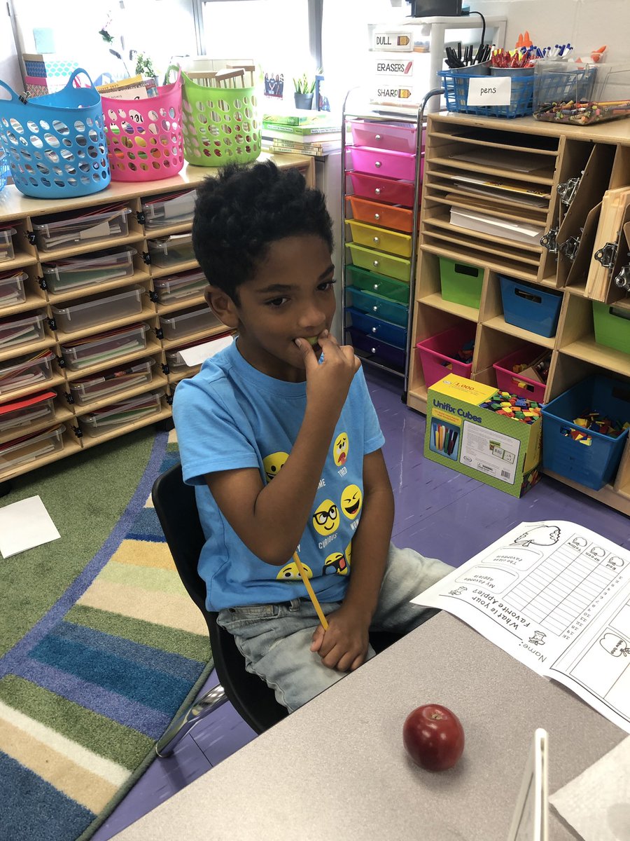 Chalk_LA's tweet image. What color Apple do you like best? We vote for yellow! @HeritageECS #applescience #thinklikeascientist #learningisfunin201 #learningisYUMin201