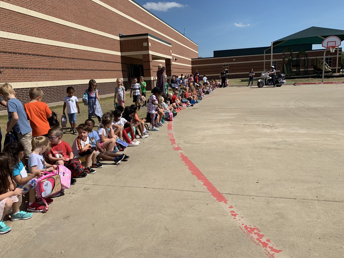 Thankful for our <a href="/McKinneyPolice/">McKinney Police</a> that came to spend time in Kinder lunch today and share their vehicles! They all want to be police officers now! #wilmeth #MISD 👮🏻‍♀️👮🏼‍♂️