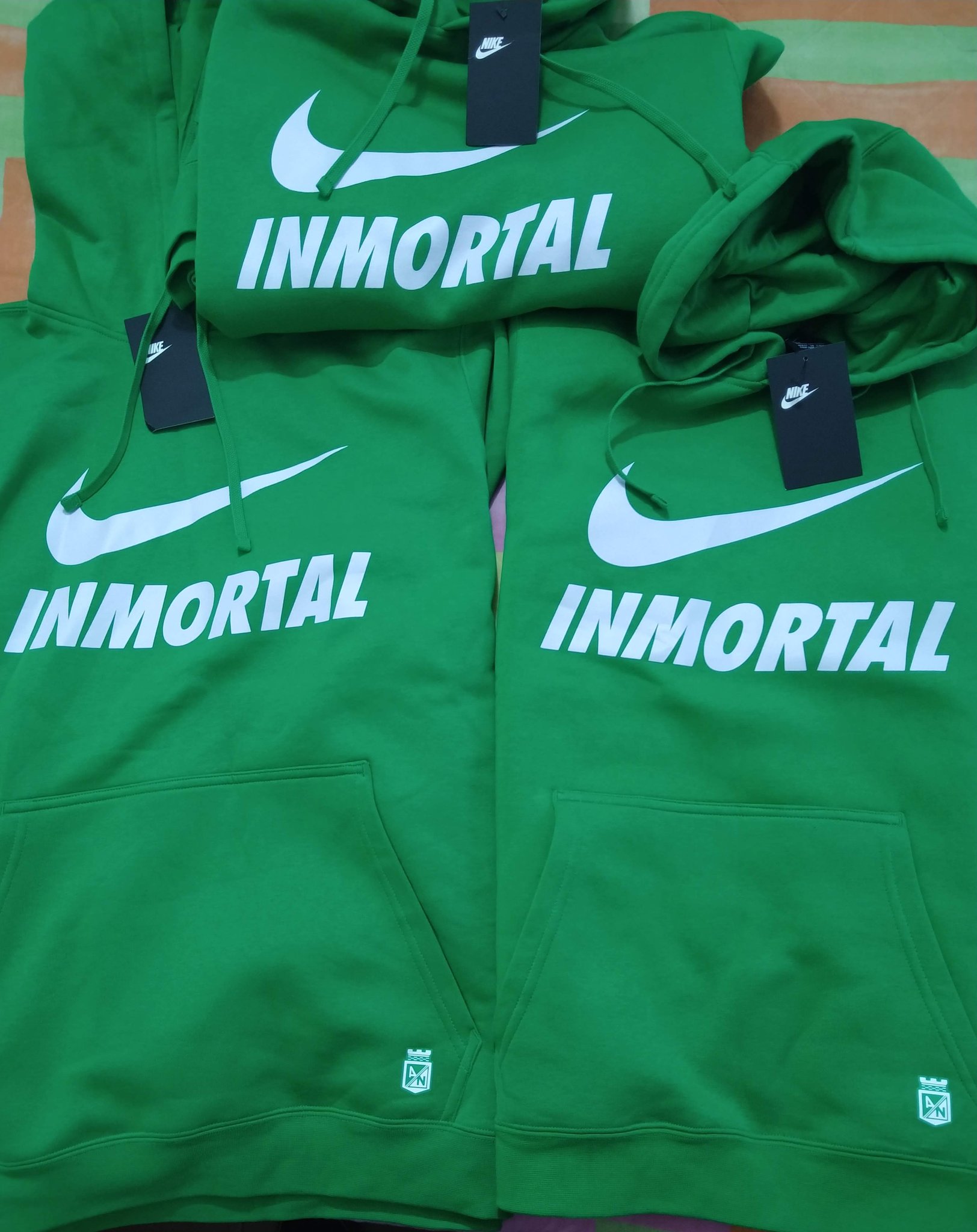 Cristian Aristizabal on X Como el concierto de Foo Fighters no se pagara solo he vuelto para ofrecerles los finos bonitos originales y agotados en el mercado buzos inmortal color verde. Un
