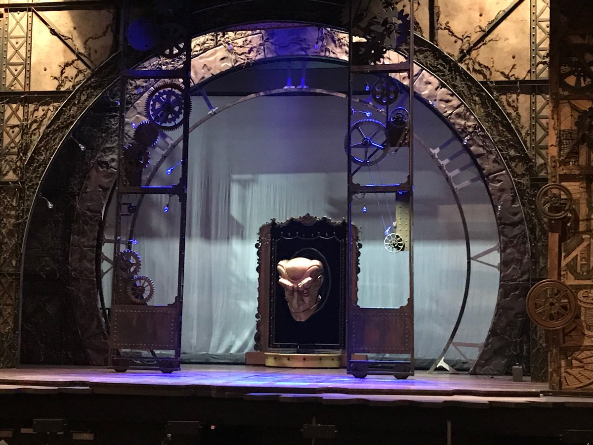 KennyLopez_TV's tweet photo. Got a behind the scenes look at Broadway’s hit musical, “Wicked!” @WICKED_Musical #wicked @SaengerNOLA #saengertheater #broadway @WGNOtv #newswithatwist #Broadway #broadwayinneworleans https://t.co/z2F6iZzXiB