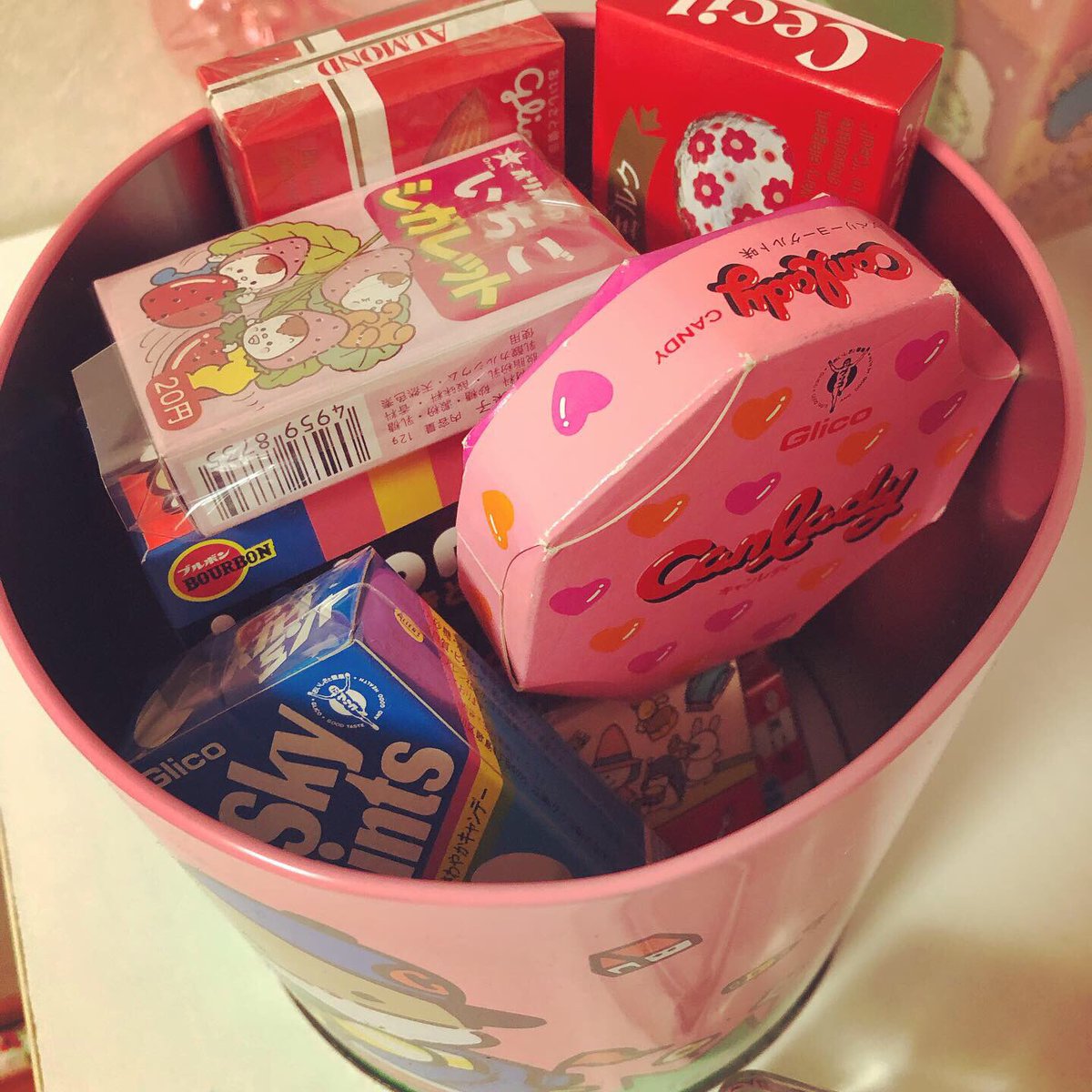 黒猫 Retro Pa Twitter Ff外から失礼します このお菓子缶の中にあるピンクの箱のキャンディの名前 教えて貰えますか 昔 近所にあった駄菓子屋でよく買っていて 名前が思い出せなくて 本当に大好きなキャンディだったので また出逢えて嬉しいです 黒猫 Retro Pa Twitter Ff外から失礼します このお菓子缶の中にあるピンクの箱のキャンディの名前 教えて貰えますか 昔 近所にあった駄菓子屋でよく買っていて 名前が思い出せなくて 本当に大好きなキャンディだったので また出逢えて嬉しいです