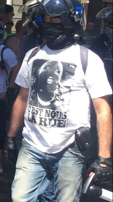 CerveauxNon's tweet photo. 2/ En réalité, derrière cette demande apparemment absurde, c'est encore plus d'impunité pour eux, une liberté totale dans l'utilisation de la force que leur confère l'état. L'autonomie policière, condition nécessaire à l'état fasciste.
Policier de la BAC, #Marseille, #Acte32 https://t.co/EazCwV7g5s