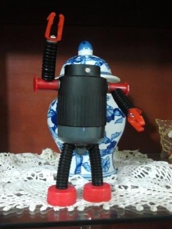 CarlitosBeta4's tweet photo. #robot #reciclaje #diseños #imaginación  Robot Cyclo 1, Figura Robotica construida con materiales de reciclaje: parte superior de un desodorante anti transpirante, restos de un filtro de combustible para vehículo, tubería corrugada de plástico y tapas de envases plásticos😀👨‍🔧👍 https://t.co/WRyxkhlhCU