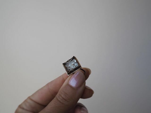 MirusAtelier's tweet image. Subtly catching the light with this antique mercury glass charm that’s been transformed into a one of a kind ring.
—————
Lab notes:
—————
#miruslab #mymirus #subtlelight #mercuryglass #oneofakindjewelry #sweetlymacabre #charminglymacabre #antiqueglassjew… ift.tt/2n3euVv