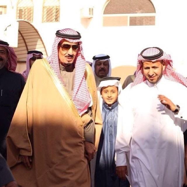 AGMAN503's tweet photo. #الملك_سلمان_بن_عبدالعزيز 
اثناء زيارته الضبيعة وفي استقباله رئيس مركز الضبيعة الشيخ علي بن غنيم بن هديهد
ويتصفح كذلك مجلة الضبيعة https://t.co/N5XXU1fxfo