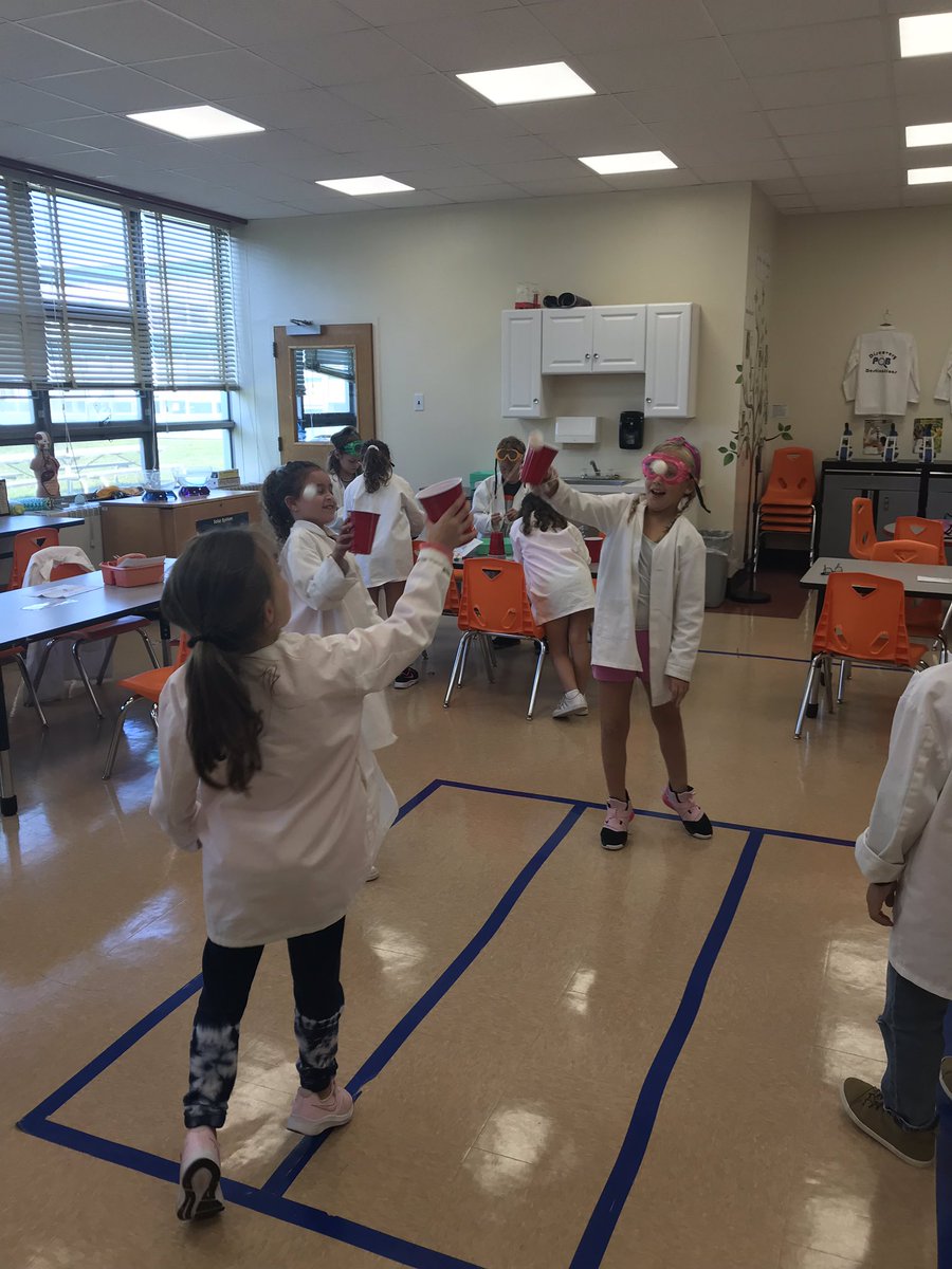 DiscoveryLabPOB's tweet photo. Ms. Sciara’s scientists explore force! #DiscoveryLab @MrsSciaraPOB @sgrayPOB @KSeidel23 @POBSchools https://t.co/ocSFsiDo3a
