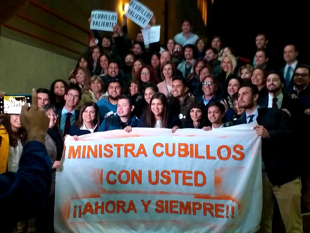 gabe_pau's tweet photo. Padres, Apoderados, Profesores, Estudiantes, Representantes de Agrupaciones de Educación. Todos decimos #CubillosValiente Gracias Ministra 💐 por devolvernos la esperanza de mejorar la Educ. 🇨🇱 #EmblemáticosUnidos @confepachile @anapafchile @fidenacional @FUEduc @PadresyApodera2 https://t.co/H6tmURPrSj