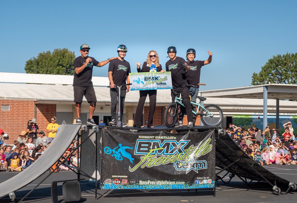 OVSDSupt's tweet photo. Hope View is observing ✌️Be A Buddy, Not A Bully Week with Principal Luckey and Robert Castillo’s BMX Freestyle Team 🛴

Visit our Instagram page for more photos 🚲  #OVSD #BMX #BMXfreestyle #AntiBullying https://t.co/icvKkWhD6z