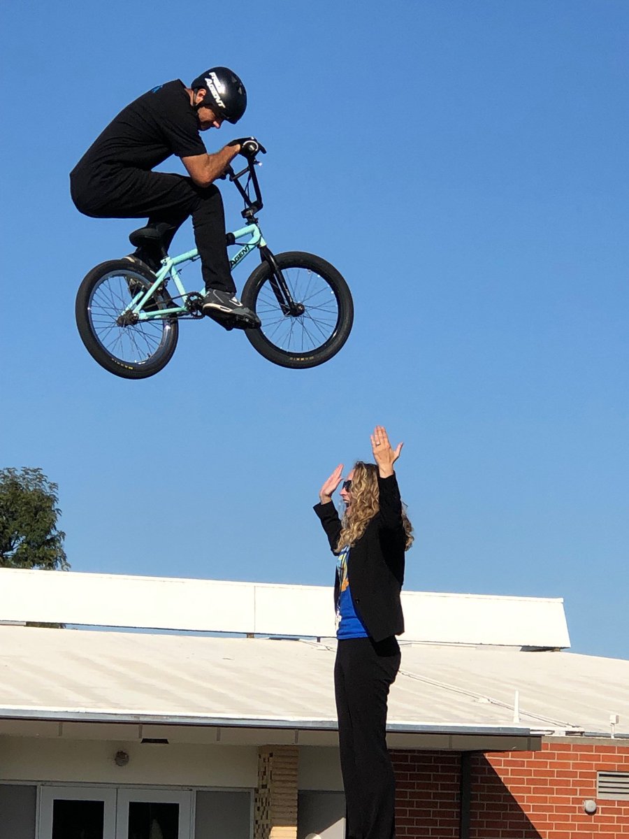 OVSDSupt's tweet photo. Hope View is observing ✌️Be A Buddy, Not A Bully Week with Principal Luckey and Robert Castillo’s BMX Freestyle Team 🛴

Visit our Instagram page for more photos 🚲  #OVSD #BMX #BMXfreestyle #AntiBullying https://t.co/icvKkWhD6z