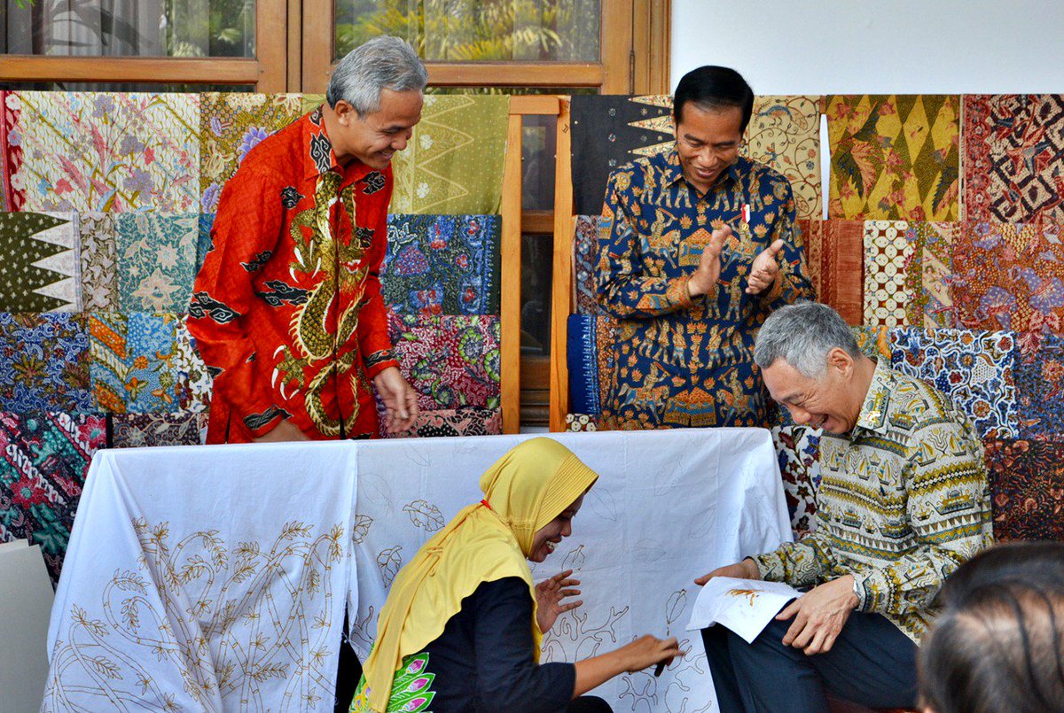 AriefRohman_838's tweet photo. Salah satu perajin Batik Blora, Yanik Mariana "Nimas Barokah" menerima sertifikat profesi Batik dari Presiden @jokowi 
Alhamdulillah kita ikut bangga, pembatik Blora semakin diakui negara. Semoga membawa berkah manfaat untuk pengembangan #BatikBlora 

#AriefRohman https://t.co/2CiJDmrhZq