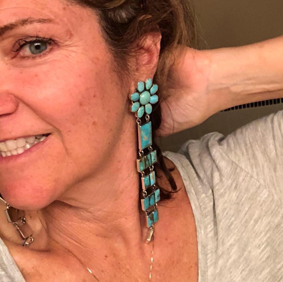 An old pair of earrings that I absolutely love!! These huge earrings will surely draw attention, in a good way 😉 Love them! #turquoisekachina #earrings #turquoise #big #jewlery #turquoiseearrings #selfie
