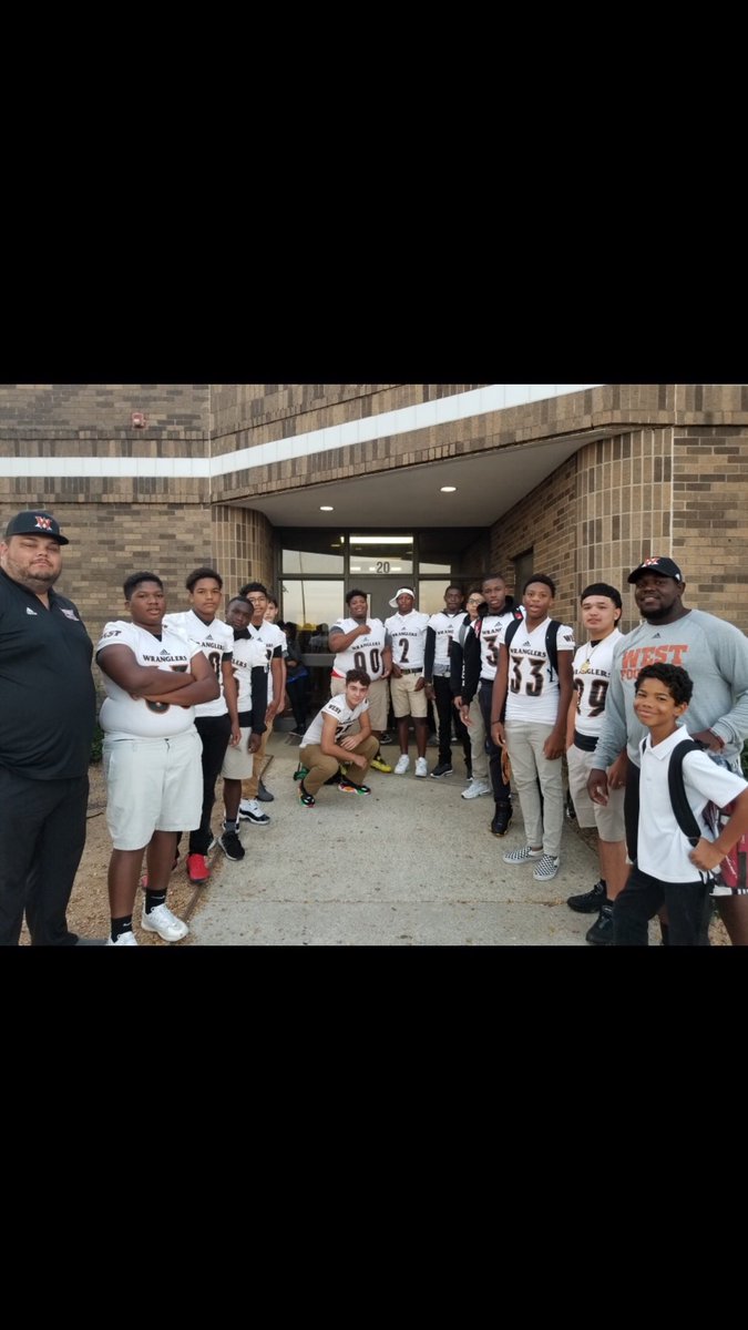 CoachJeffNeill's tweet photo. ⁦@Wranglers_FB⁩ had a blast getting to high-five &amp; give “good-mornings” to our teachers &amp; students at ⁦@ACNew_Knights⁩ this morning! A great start to a great day! #FAMILY #WestsideBestside https://t.co/cDy16DtsIL