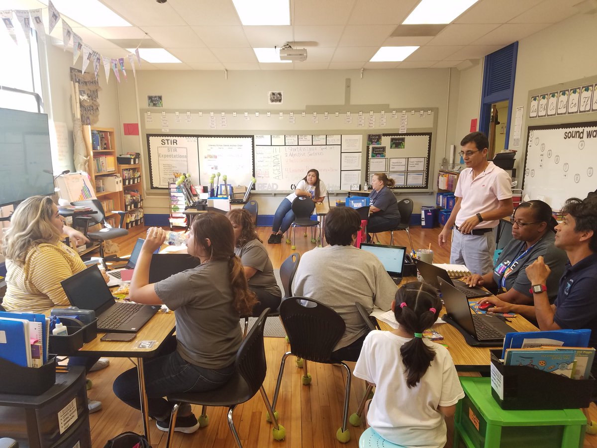 JoseLMejia452's tweet photo. Innovative teachers work together, not in isolation...learning about blend and AVID @AISDTech @AISDArea1Proud thank you @manurodeo @MrsBissereth @VivaZavala https://t.co/6erhaJOaDO