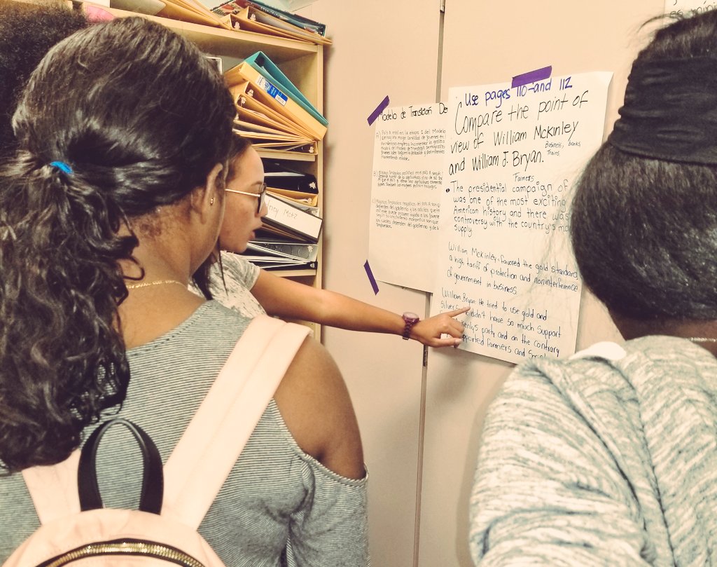 MsCurbelopr's tweet image. Here is Claudia teaching #UnitedStatesHistory to her peers using  #learningstations @LancerLeonard @lia_johni 💙